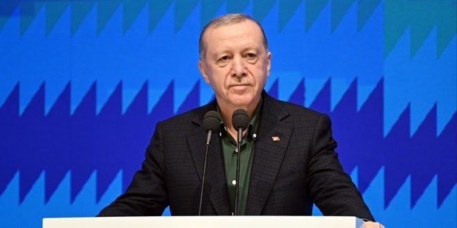 Cumhurbaşkanı Erdoğan:

“Dün itibariyle 47 yıllık terör belası sona erme sürecine girmiştir. Türkiye uzun acılı sancılı dönemi kapatmaya başlamıştır.”

“Bugün yeni bir gündür. Bugün tarihte yeni bir sayfa açılmıştır. Bugün Türkiye Yüzyılı kapıları ardına kadar aralanmıştır.”