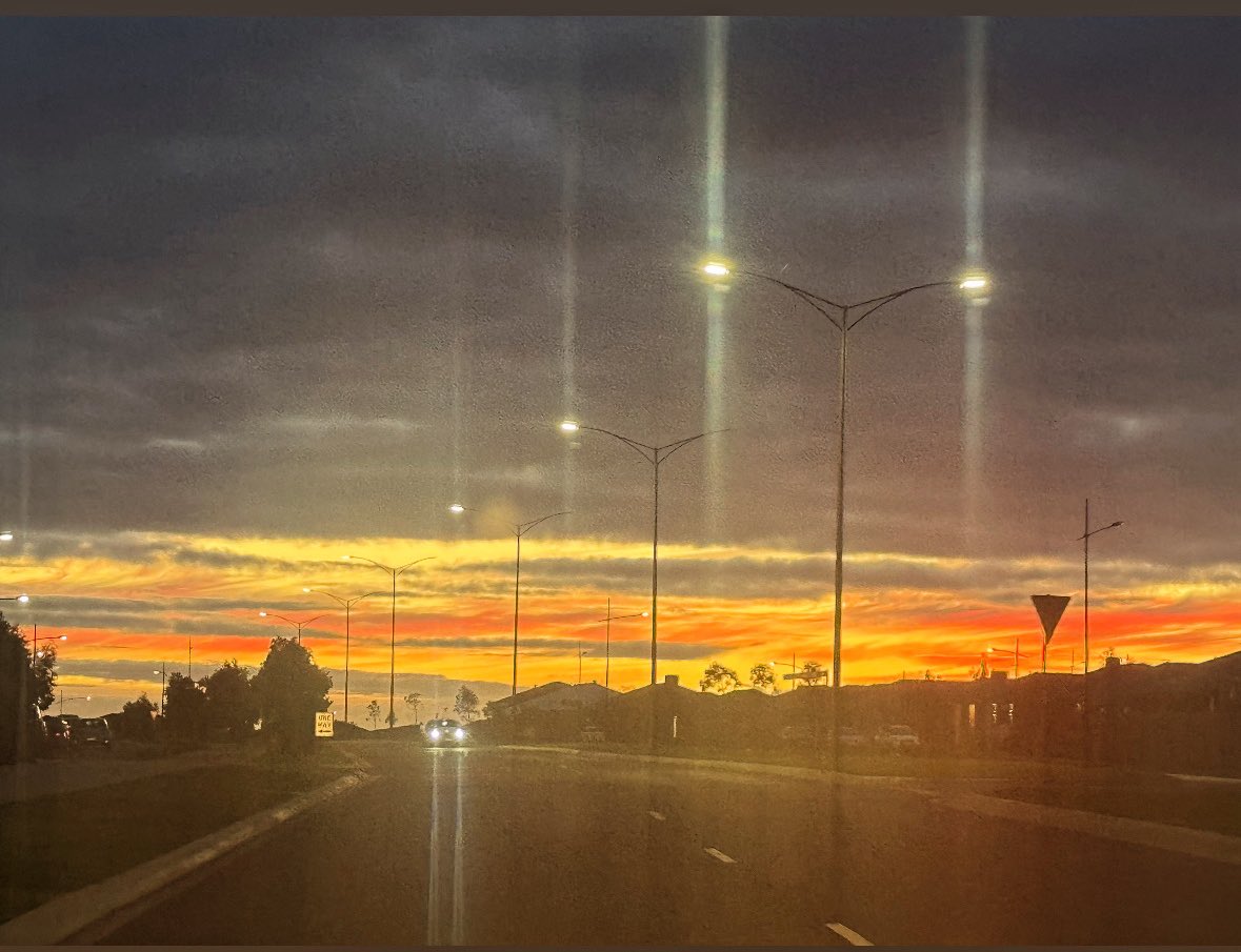 Jp_vicious's tweet image. कभी कोई शाम तुम ऐसी भी बिताना
आना मेरे पास और वक्त भूल जाना !
Beautiful colours this evening …