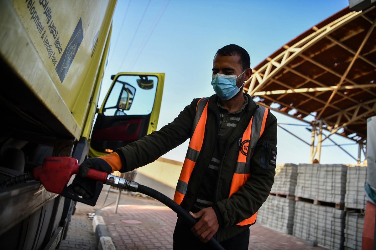 UNDPPalestinian's tweet image. The United Nations agencies and humanitarian partners cannot overstate the urgency of this moment: fuel must be allowed into Gaza in sufficient quantities and consistently to sustain life-saving operations. Read the full joint statement bit.ly/4eJFnDn