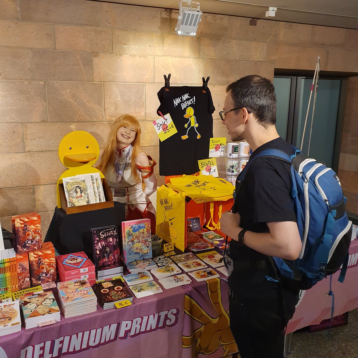 DavidFueleki's tweet image. Heute mit Sonja Eichler am Delfinium Prints -Stand auf der Shiroco in Chemnitz.
Die kriegen wir aber mit unserer toxischen Maskulinität noch vergr-
Und da isse schon weg.