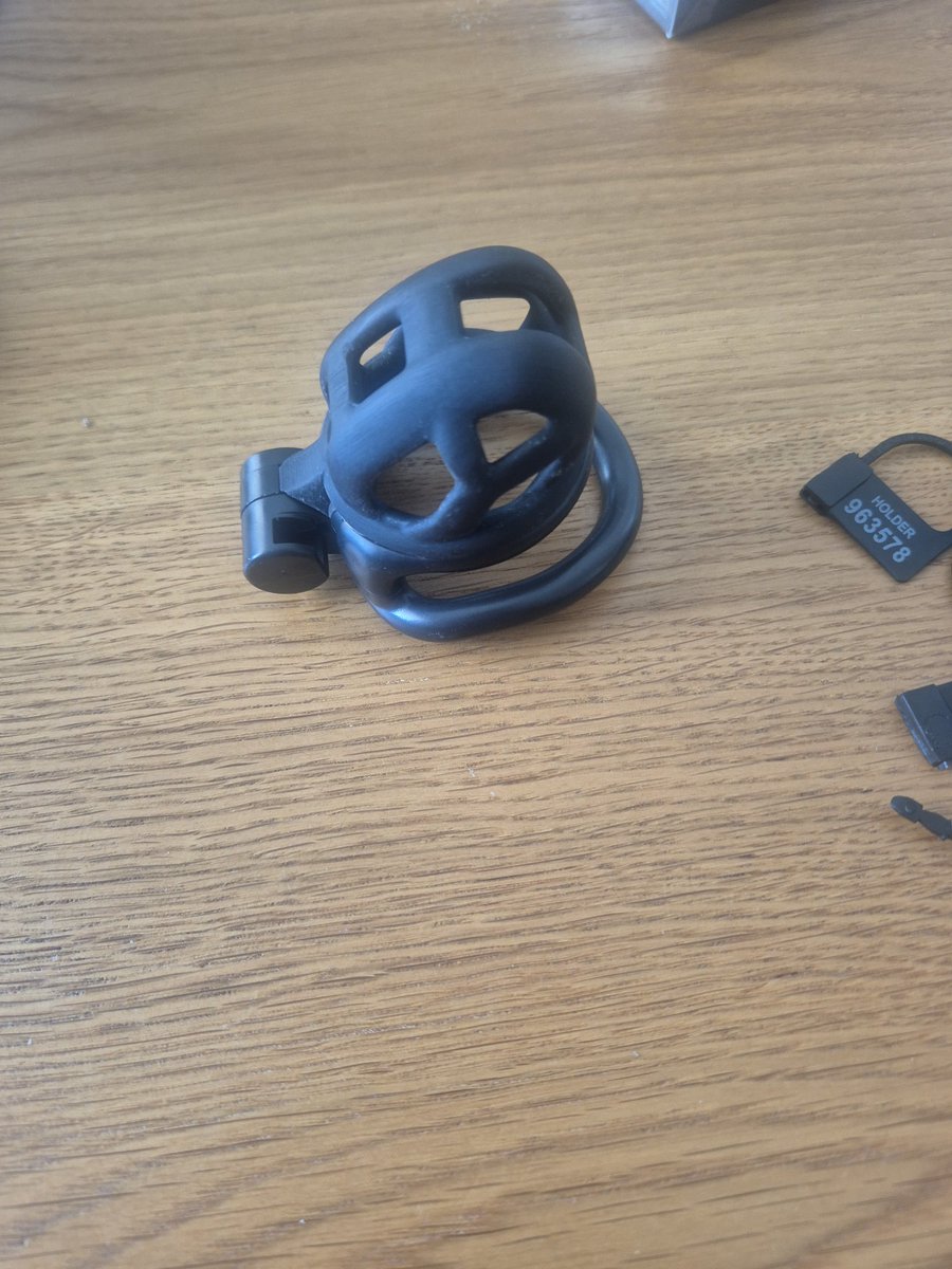 חשבתי שיהיה נחמד להתנסות עם נעילה אבל באסה הוא קטן לי מדי וזה ממש כואב