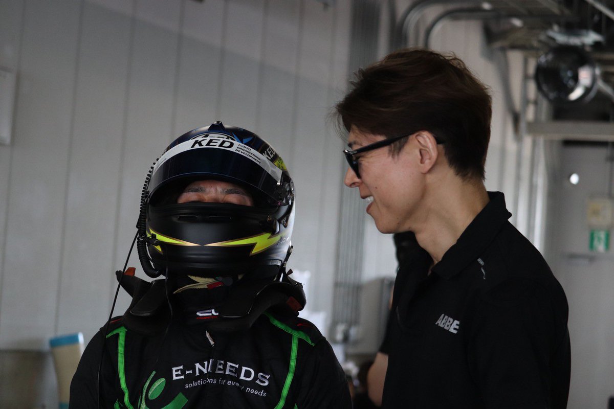 039Fe1's tweet photo. MEC120 Rd.2
予選は #リアル白崎プロ のアタックで4番手!
午前の走行にてマシン不調があり、分解整備した事によりマシン挙動が変わってしまったようですが、セカンドローより決勝はスタートします
明日はレースコントロールをしながら頑張ります!
#ENEEDS
#エブリ赤坂
#DRYBARSIM
@drybar_sim https://t.co/LMfWTrKjeg