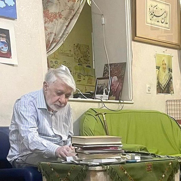 sarhadizadeh's tweet image. عکسهایی که با نوارچسب به دیوار چسبانده شده! سیمهای آویزان و بههمریخته، پرده نامرتب و نابجا،
حتی اتاقش را نمیتواند مرتب نگه دارد. شلختگی و بینظمی و غربتیبودن از شاخصههای اصلی پنجاهوهفتیهاست