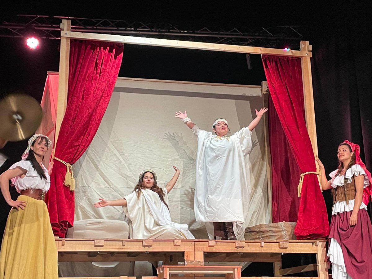 Avivirmadrid's tweet photo. 🎭 Teatro Yeses: 40 años de reinserción a través de la escena

@leo12rod visita el centro penitenciario de Alcalá Meco para conocer esta compañía formada por mujeres internas.

🎙️ Teatro como dignidad y comunidad.

📻 https://t.co/CqE2mYyGtv https://t.co/t8j2tJtLpT