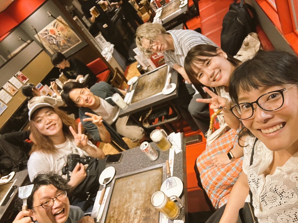 oscopicaro's tweet photo. osco;picaro全員、大阪に揃いました！✨️
大阪35年ぶりのブルーインパルスもみんなで見ました！

あしたは「Port to Port LIVE in Osaka」です。
まだチケット予約受付しておりますので是非お越しください🍿

▼ご予約・詳細
https://t.co/4ueGPvUetr https://t.co/nJ4nkXco4x