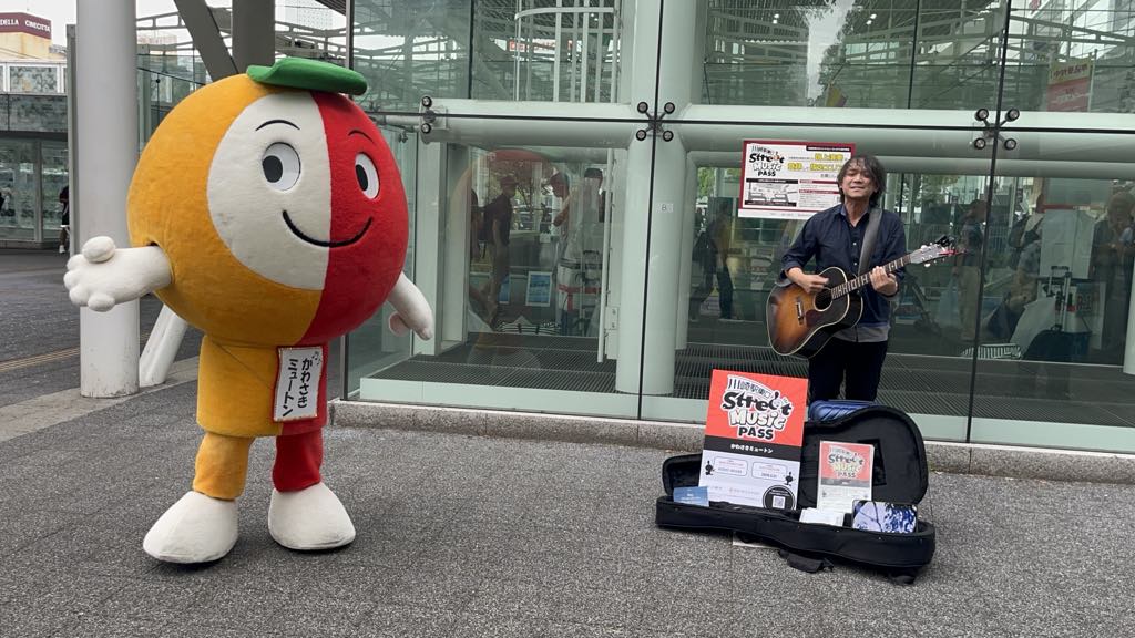 ongakunomachi's tweet image. #ミュートン と一緒に、川崎駅東口ストリートミュージックパスの周知キャンペーンを実施🎶
8/1からは、このようにパスを見えるところに出してくださいね!
なんと、急きょコラボしてくれたのは、島根から来ていたRityさん!
すでに登録済み&パス持参でばっちり✨ ありがとうございました! @rity3014