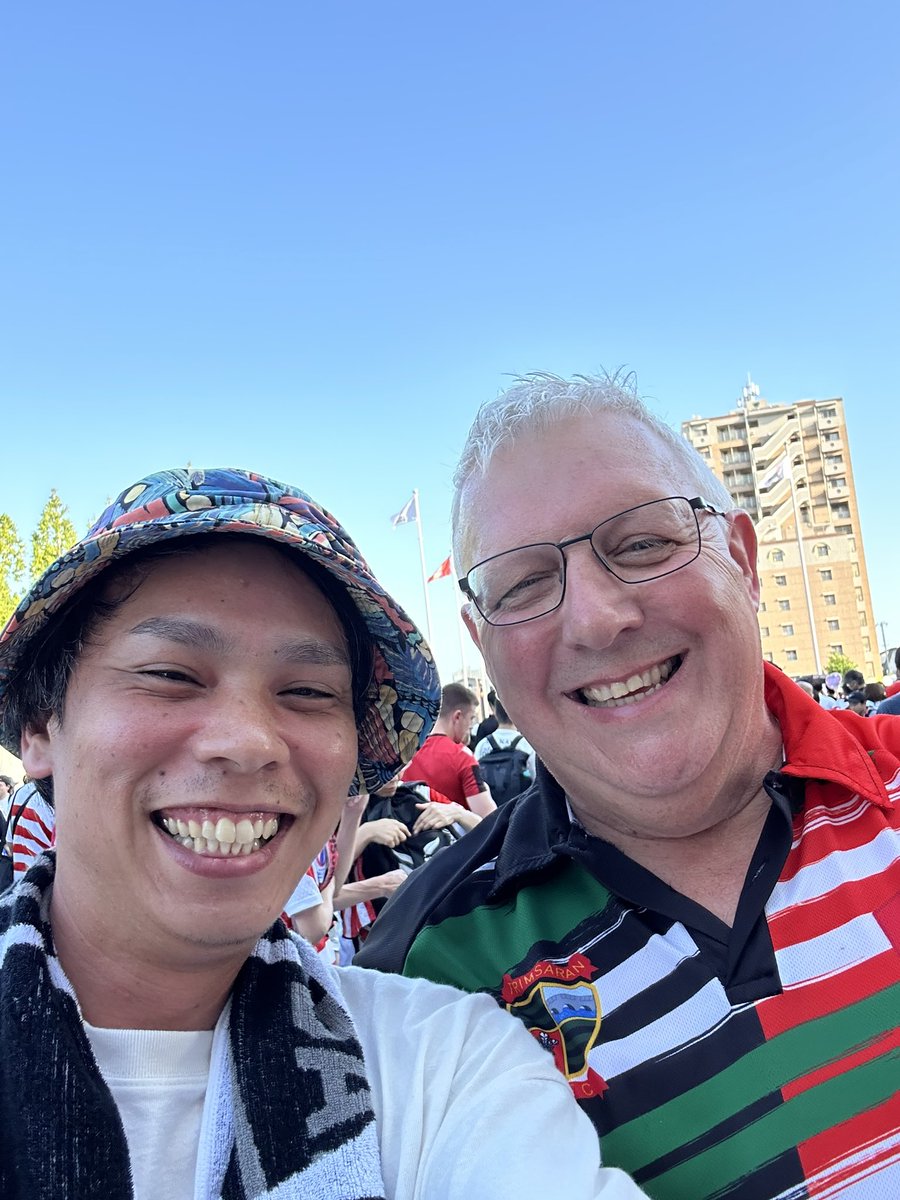 今日はラグビー日本代表を応援に📣
試合後めっちゃ歌ってたおっちゃんとパシャリ📷笑
#ラグビー
#日本
#ウェールズ