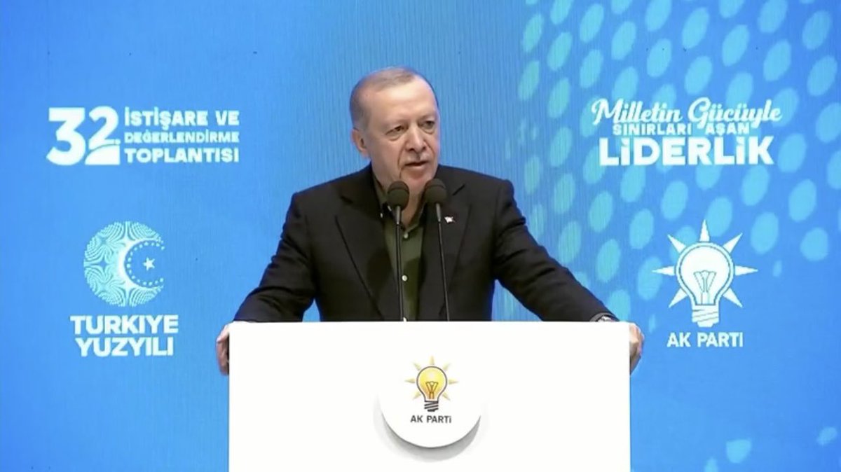REİS özetle şöyle dedi;

Biz dünyaya nizam vermiş bir medeniyetin müntesipleriyiz.
İçerideki birliğimizi sağlayarak, dünyayı değiştirebiliriz.Mensubu olduğumuz medeniyet, dünyanın sevk ve idaresine taliptir. Bu medeniyetin en güçlü ülkesi Türkiye’dir.

Türkiye, gerek Ortadoğu’da,