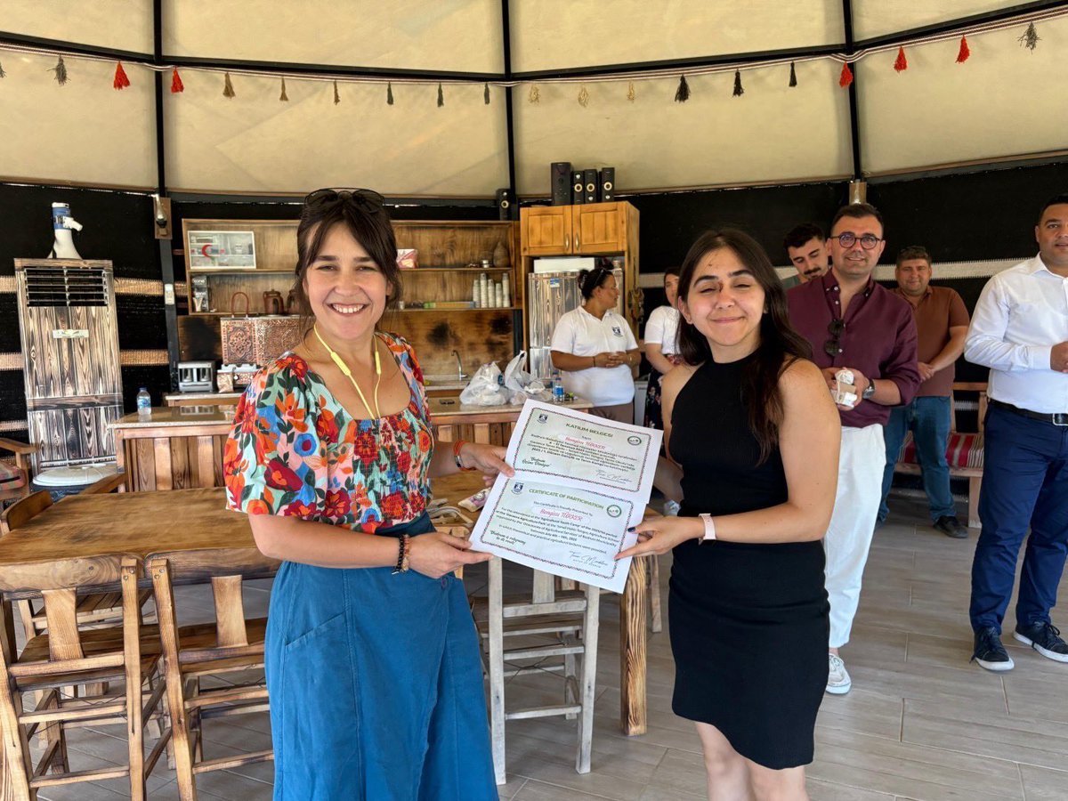 Tarımsal Hizmetler Müdürlüğü tarafından temmuz ve ağustos aylarında gerçekleştirilen Gençlik ve Tarım Kampı’nın ilk dönemine 18 ile 40 yaş aralığında yerli ve yabancı toplam 21 kişi katıldı. 

Kamp programı kapsamında katılımcılar, lavanta hasadına katılarak tarımsal üretim