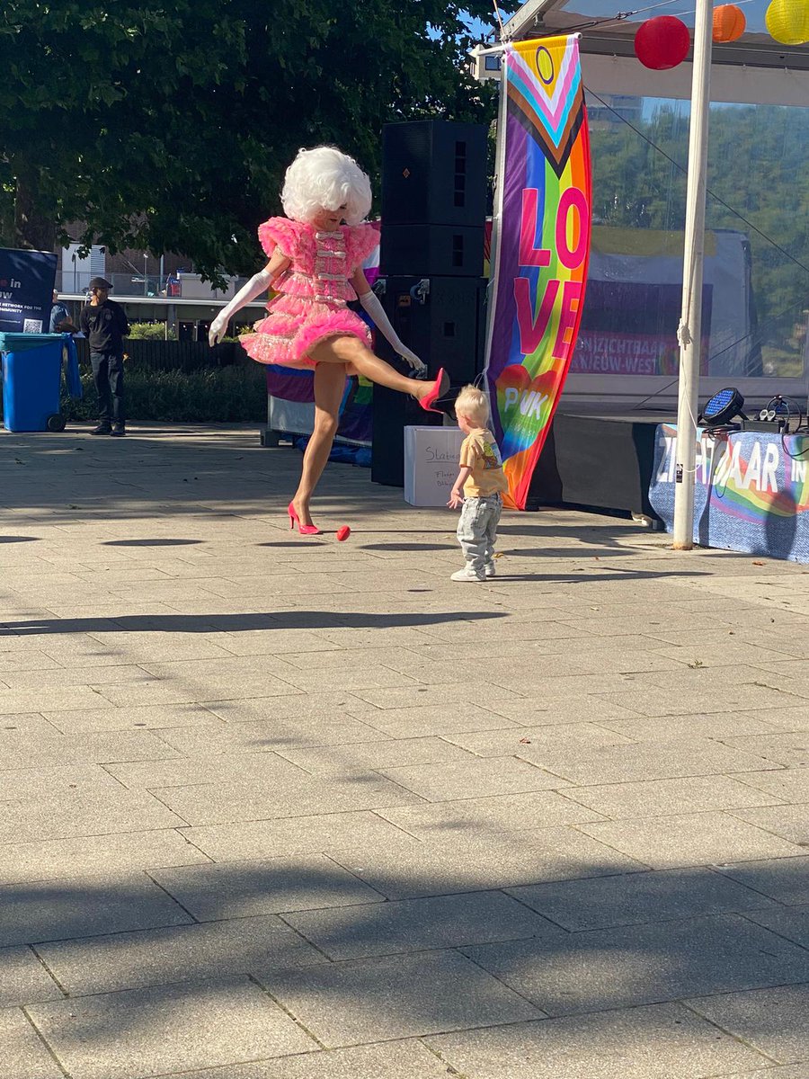 Dit jongetje genaamd Daan had het liefst de hele avond met mij gevoetbald. Wat een schatje. Zal hij zich dit moment later herinneren? Het staat in ieder geval met rode lippenstift in mijn hart &amp; geheugen gegrift #laatliefderegeren