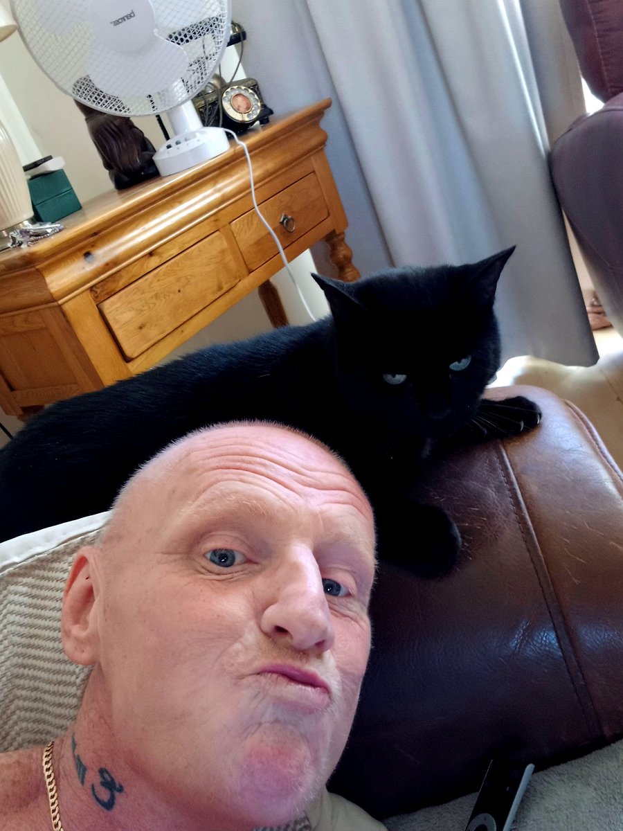 Royston56428882's tweet image. Thanks for the 100s of comments yesterday It was fantastic being home 🏡 was a good boy not to long outside I spent most time indoors with the pets 🐈⬛ anyway another hot 1 another chilled one enjoy all thanks again 🫵🏻❤️