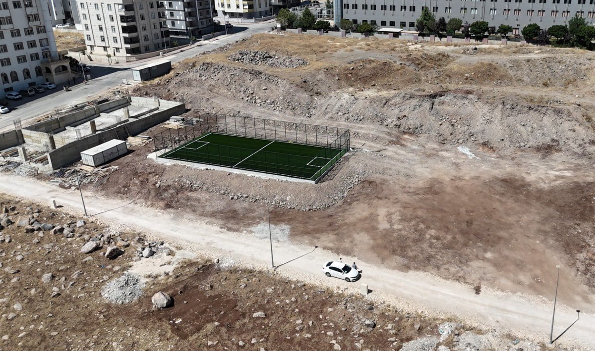 Gençliğe değer, spora tam destek!

Karaköprü Belediyesi, Başkan Nihat Çiftçi’nin vizyoner liderliğinde gençlere yönelik yatırımlarını kararlılıkla sürdürüyor. Seyrantepe Mahallesi’nde yapımı tamamlanma aşamasına gelen sentetik çim saha, yalnızca bir spor alanı değil;