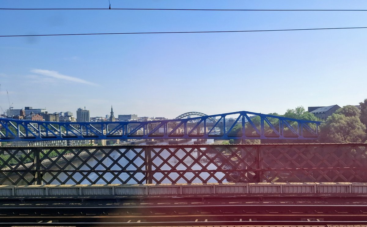 Waving 👋 from my train to 🏴󠁧󠁢󠁳󠁣󠁴󠁿 <a href="/grahambull67/">Graham</a> <a href="/helbo1/">𝙷𝚎𝚕𝚎𝚗 𝙱𝚞𝚕𝚕 ☕️</a> 🖤🤍