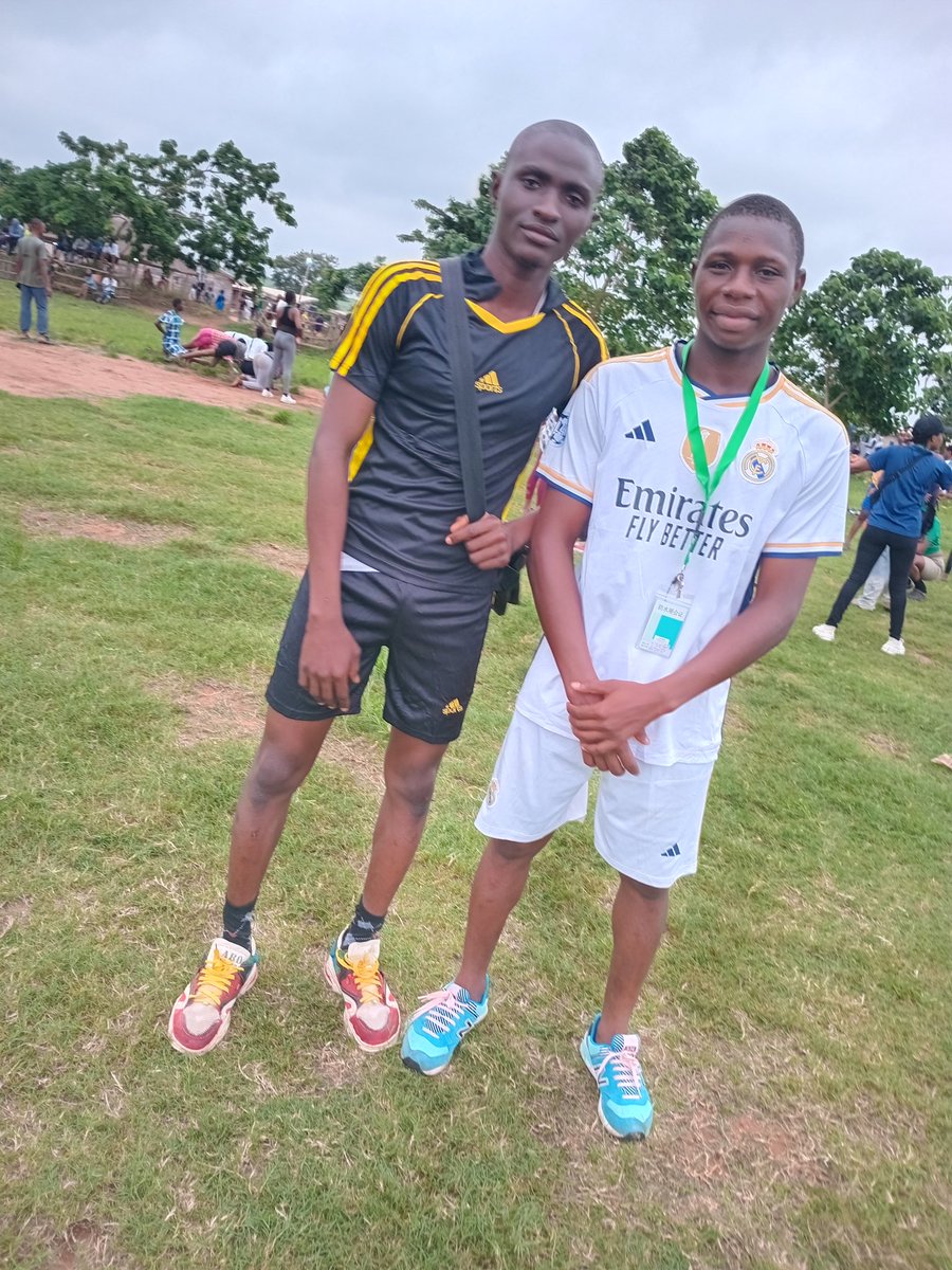 aliu_bolakale's tweet image. Started the day with some team exercise to boost our energy and teamwork 💪🧘‍♂️
Staying fit while learning the future of farming — body and mind in balance!
#FarmStrong #TeamExercise #SoillessFarmJourney #HealthyBodyHealthyMind&quot;
#EYiAWorkings