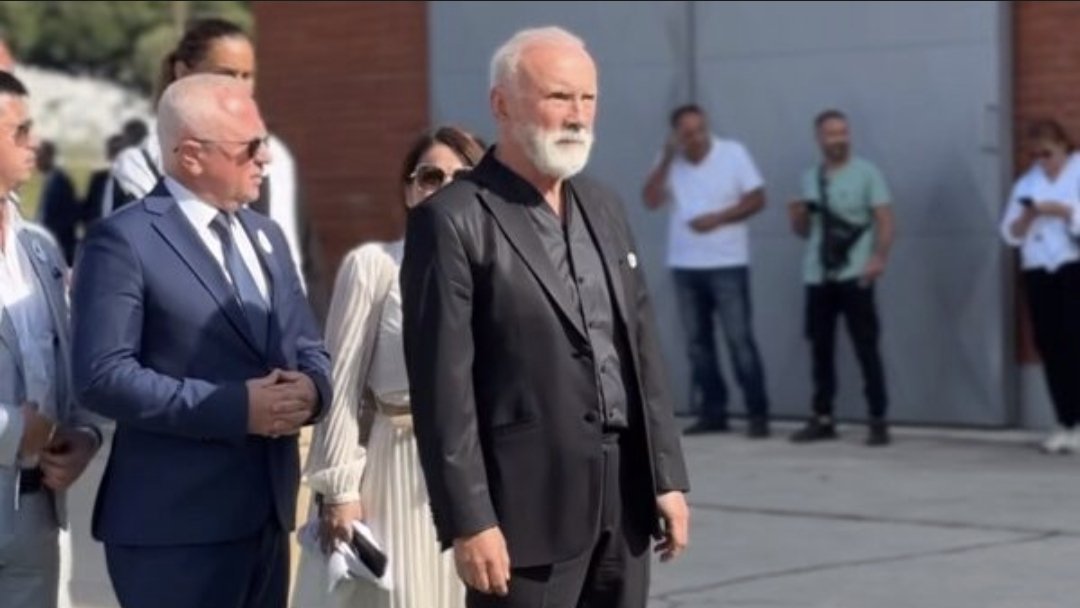 SuadaSaraj's tweet image. Dino Merlin u jučer Potočarima...

Genocid se ne može oprostiti!