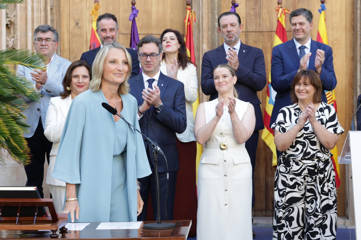 Parlament de les Illes Balears (@parlamentib) on Twitter photo El president del Parlament, <a href="/glesenne/">Gabriel Le Senne</a>, ha assistit a la presa de possessió dels nous consellers del Govern de les Illes Balears El president del Parlament, <a href="/glesenne/">Gabriel Le Senne</a>, ha assistit a la presa de possessió dels nous consellers del Govern de les Illes Balears