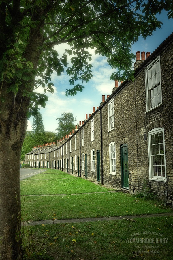 acambridgediary's tweet image. 12th July 2020
Lower Park Street has been used countless times as a filming location for period dramas and it's easy to see why as only a couple of minute details separate it from the 1900's and today.