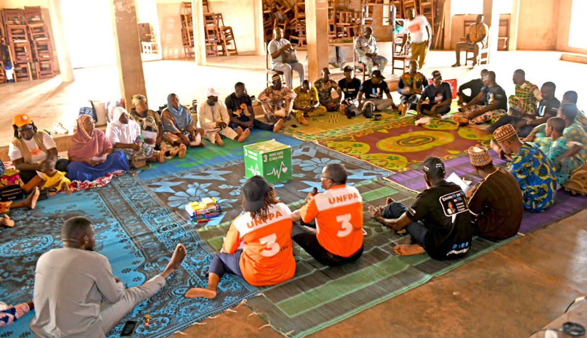unfpa_benin's tweet image. #JMP2025 à Ouaké,
Nos champion.e.s ont échangé à bâtons rompus avec les jeunes autour du thème : « Créer les familles qu’ils souhaitent dans un monde juste et plein d’espoir ».
Un moment riche entre rires, confiance et inquiétudes partagées.
#UNFPABénin #SWOP