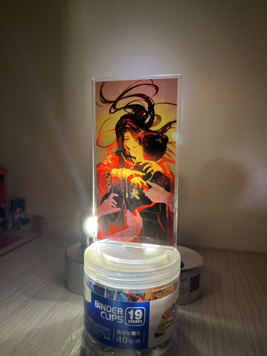 感觉略丑而且店家居然给我做成立牌了      要是把边缘去掉会好点     怪不得当时这么便宜     手上有五份    太丑了大概不会做新的了