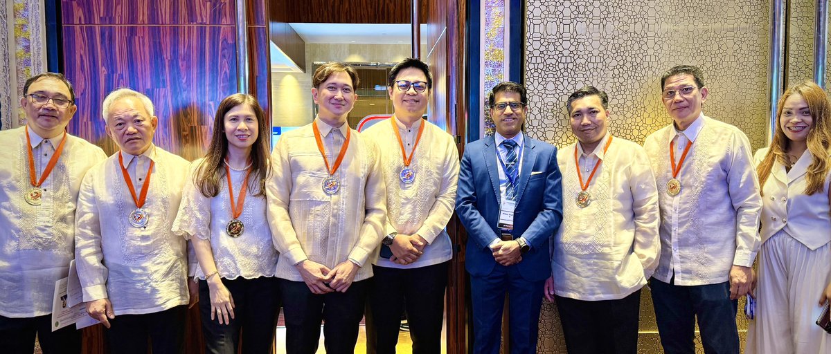 Maker_MD's tweet image. Honored to learn from colleagues and humbled 🙏🏽 to receive the Distinguished Professor Medal from the Surgical Oncology Society of the 🇵🇭.Fantastic meeting- exciting to make new collaborations &amp;amp; friendships. I didn’t appreciate the🚦theme was 🦑games until resident performances😂