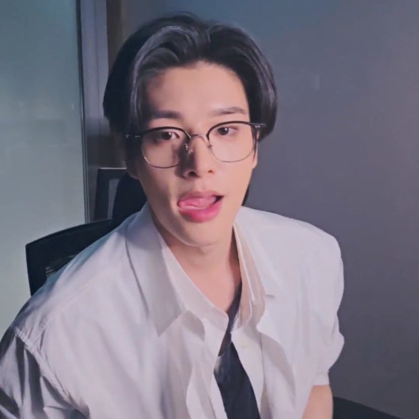 JAKE IS LIVE 😭 SO HANDSOME!!!