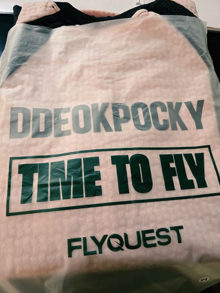DdeokPocky's tweet image. Im so excited. This is my first jersey with my name on it! Rocking this tomorrow for T1 vs GenG finals!
Thank you @loltinami @irltinami