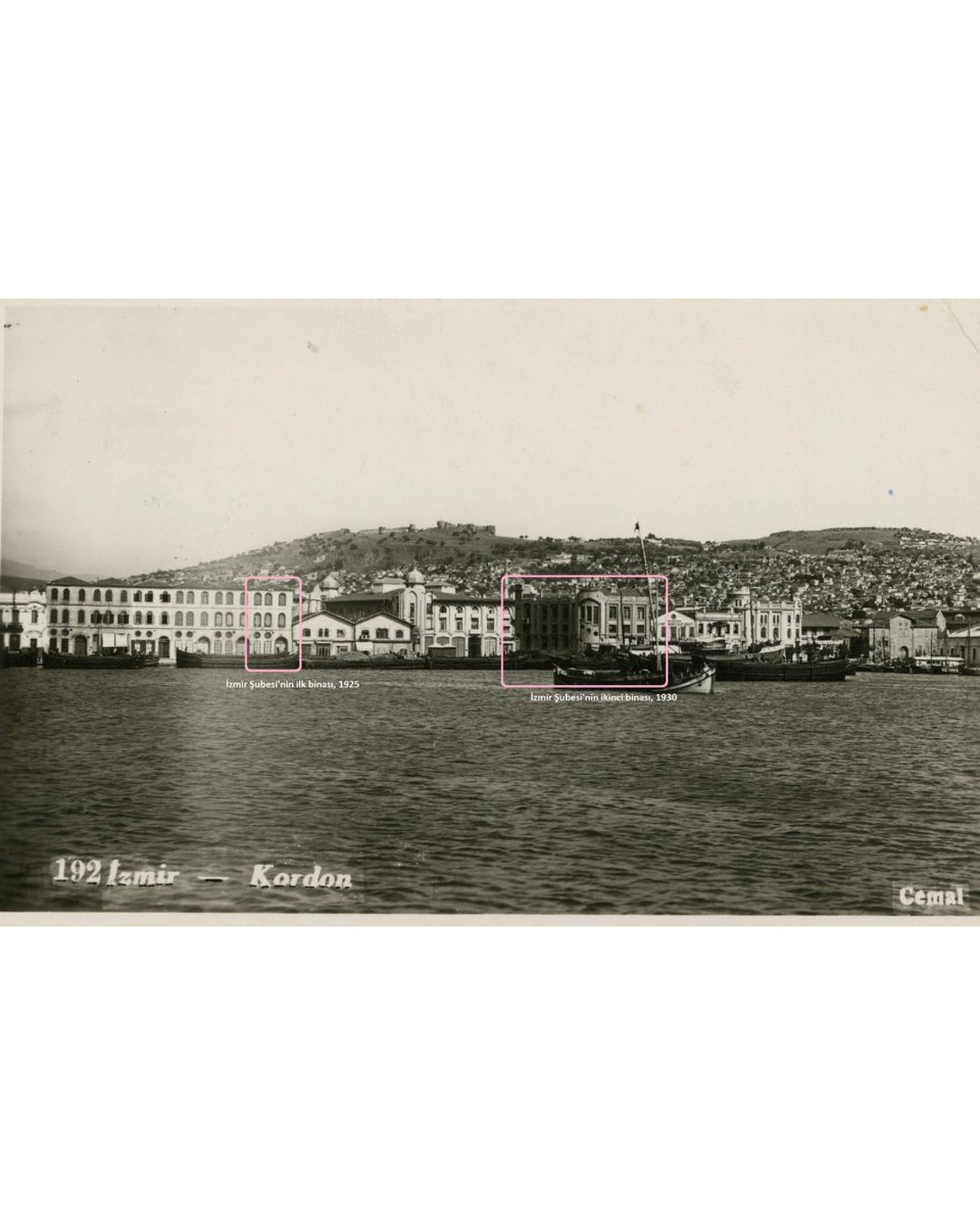 Türkiye İş Bankası İzmir Şubesi 100 yıl önce bugün hizmet vermeye başladı. 💫 İzmir, İstanbul ve Bursa’nın ardından İş Bankası’nın faaliyete geçen üçüncü şubesiydi.

Birlikte küçük bir zaman yolculuğuna çıkalım:  💁🏻‍♀️

📷 İzmir Şubesi’nin ilk binası, 1927. 
📷 Mimar Mongeri imzalı