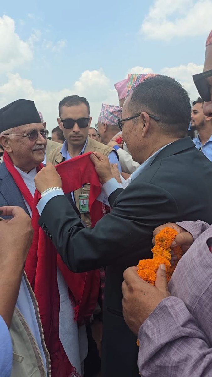 सम्माननीय प्रधानमन्त्री श्री केपी शर्मा ओली ज्यूलाई झापा आगमनको क्रममा  स्वागत गर्दै ।
२०८२-०३-२८_भद्रपुर विमानस्थल, झापा ।