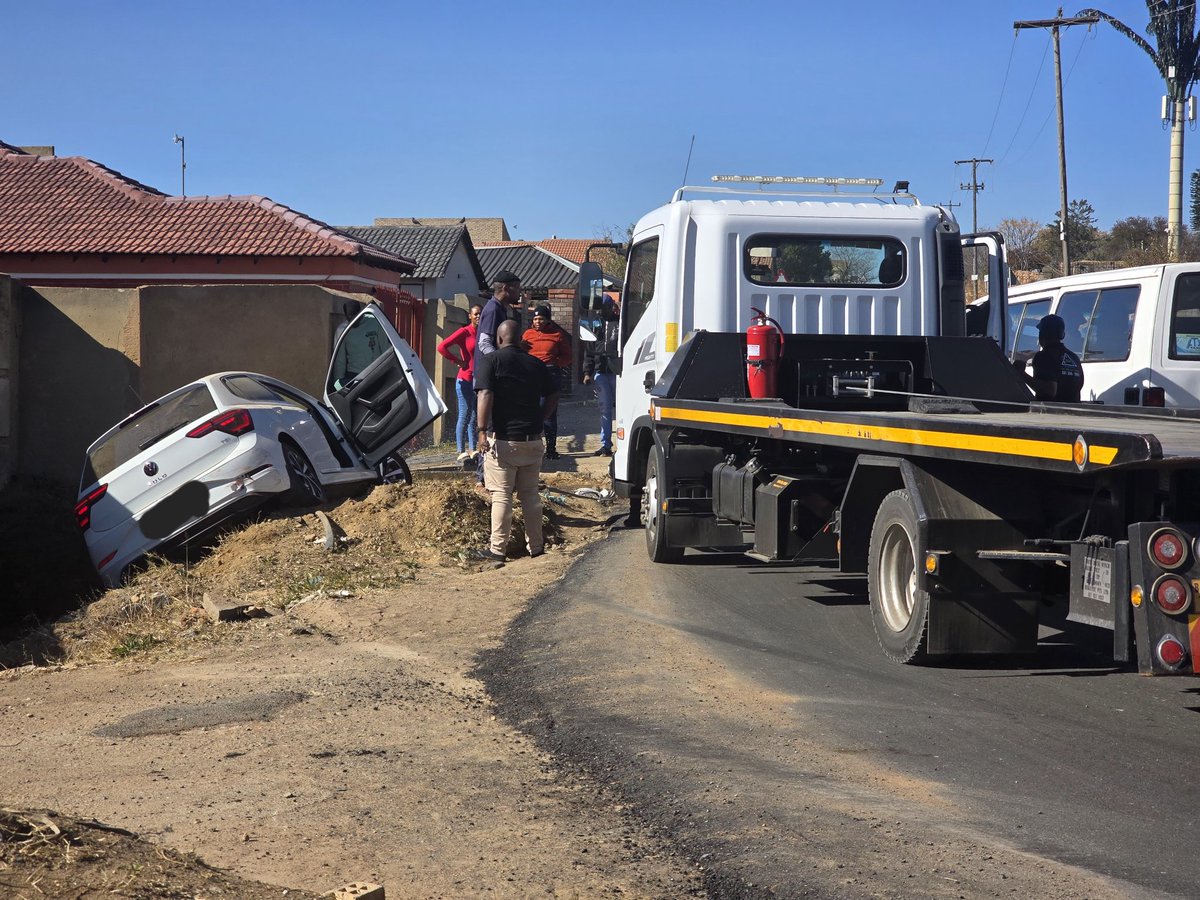 ARamalisah's tweet image. @MyJRA @Kenny_T_Kunene and engineers for the resurfaced President Road in #PresidentPark #EbonyPark
We are still waiting for the speed humps, this will improve safety and stop fatalities. With the new surface and sharpbend accidents are back 💔. #Engineering #Safety