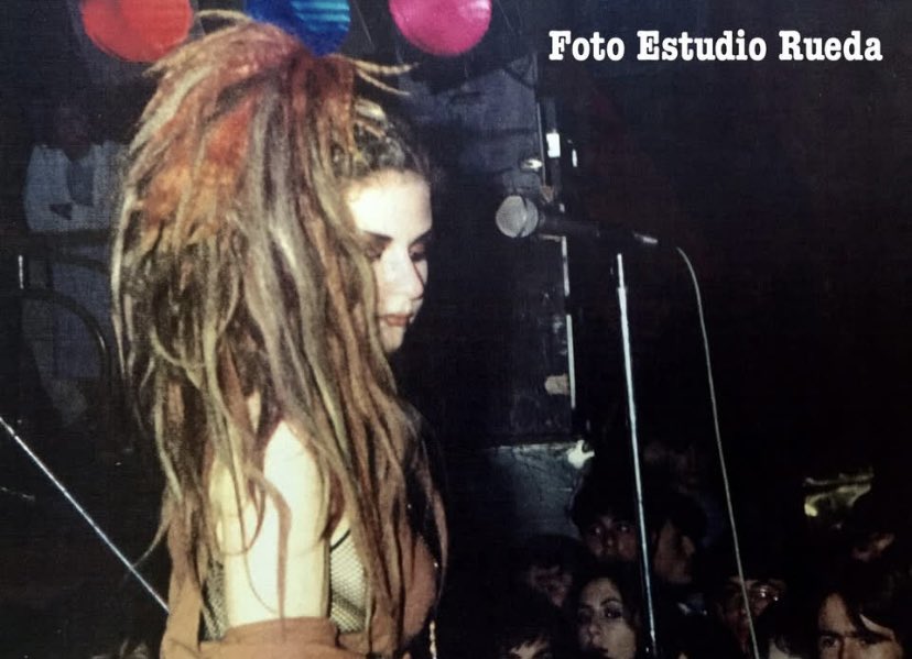 Ara que ens ha deixat #ToniCruz (#LaTrinca) és un bon moment per recordar una de les visites que el grup va fer a #Cerdanyola. Més concretament al mític Drac Roig. I de pas recuperar algunes fotografies (Foto Estudio Rueda) amb altres artistes que hi van passar.