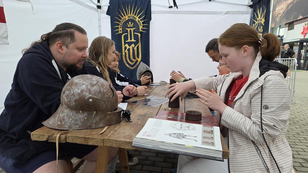 SirTobi28's tweet image. Today we are at the @slaviaofficial fanfest. It's a cold and rainy day but gambling farkle keeps us warm. Come say hi!