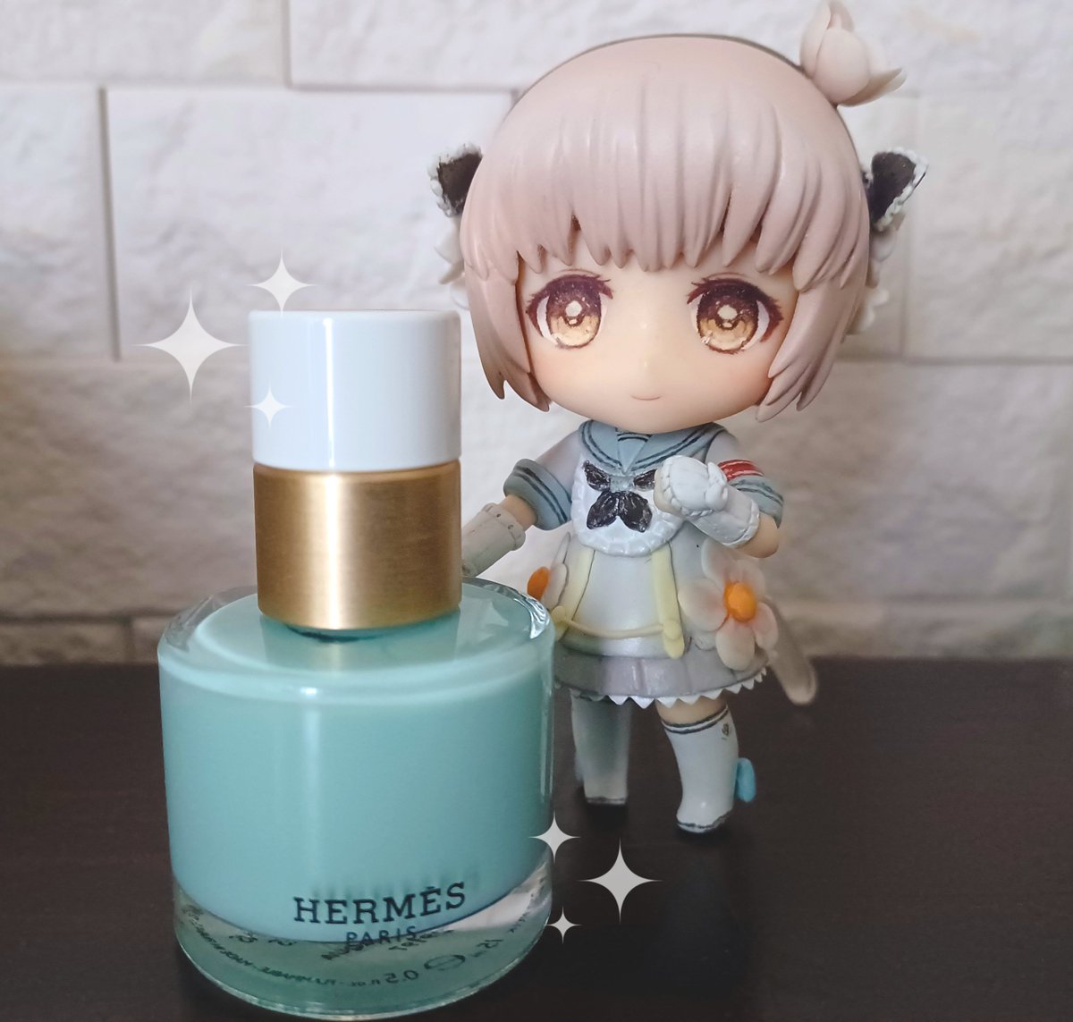 gamoo_ta's tweet image. HERMESのこのネイルカラー、スノーさん概念すぎる………