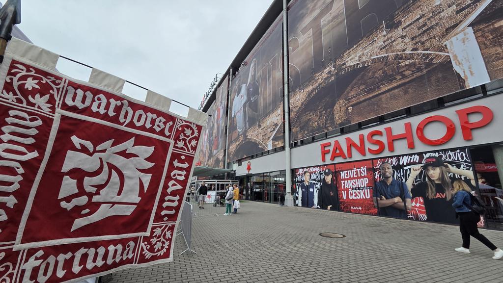 SirTobi28's tweet image. Today we are at the @slaviaofficial fanfest. It's a cold and rainy day but gambling farkle keeps us warm. Come say hi!