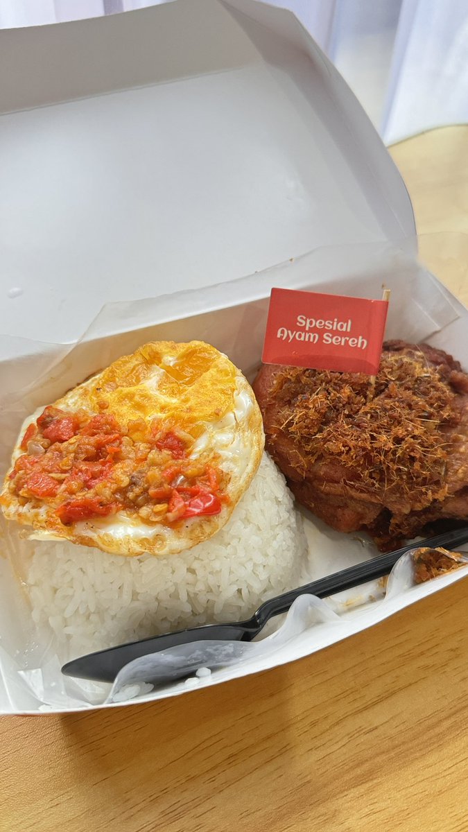 septianictyas's tweet photo. Iseng-iseng dipesenin Ayam Tersereh by @hangry_id sama Paksu, eh kok malah aku yang jatuh cinta 😭💘

From this:                            To this: https://t.co/CMarZBwKJd