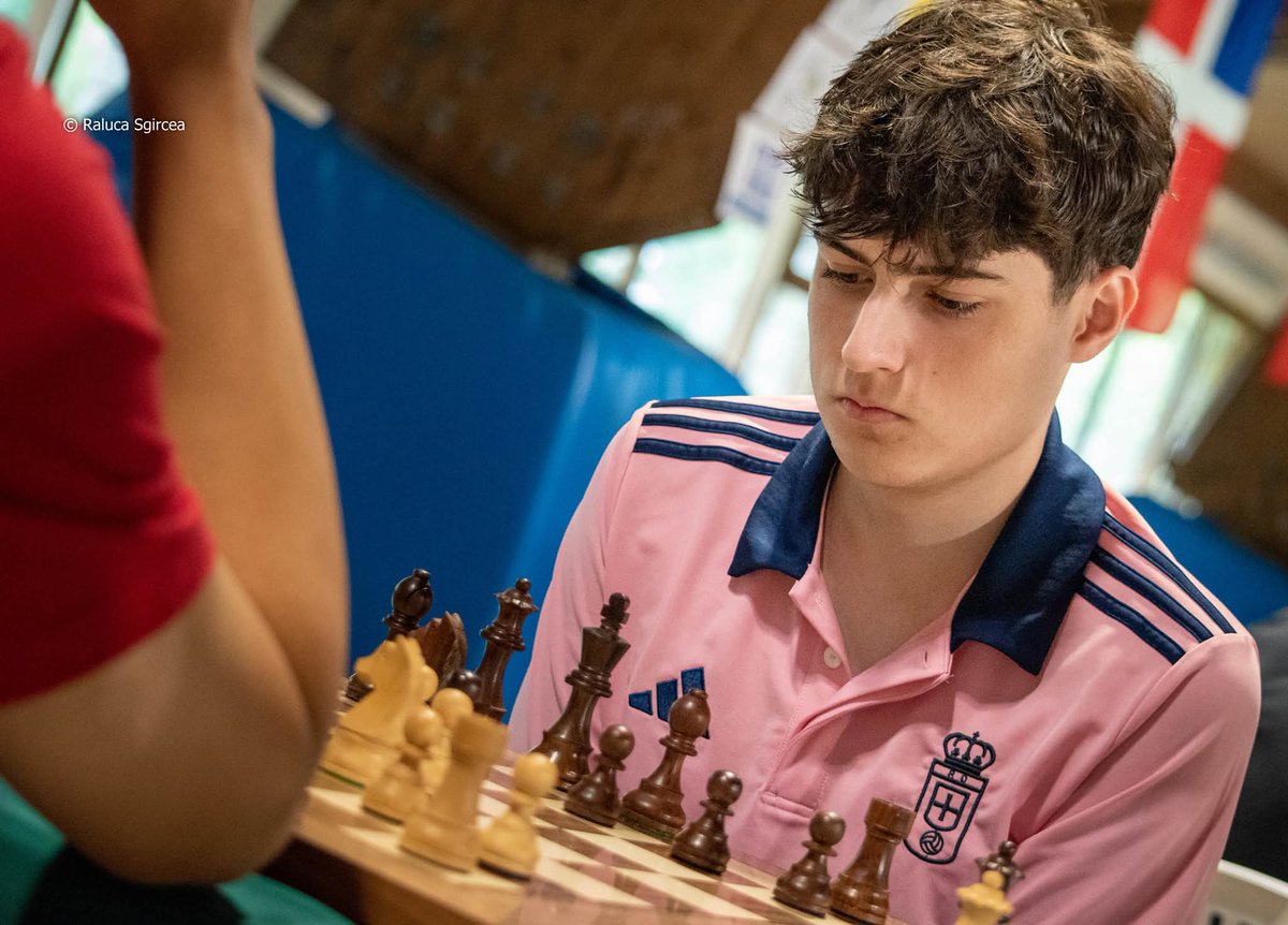 Buah16's tweet photo. #𝐕𝐞𝐫𝐚𝐧𝐨𝐎𝐯𝐢𝐞𝐝𝐢𝐬𝐭𝐚

Diego Vergara del @VetustaChess en el @benasqueopen 2025.

El joven talento asturiano (varias veces campeón de España) en lucha por su primera norma de Gran Maestro Internacional.

📸 @ralucasgircea https://t.co/OMvosl5rGm