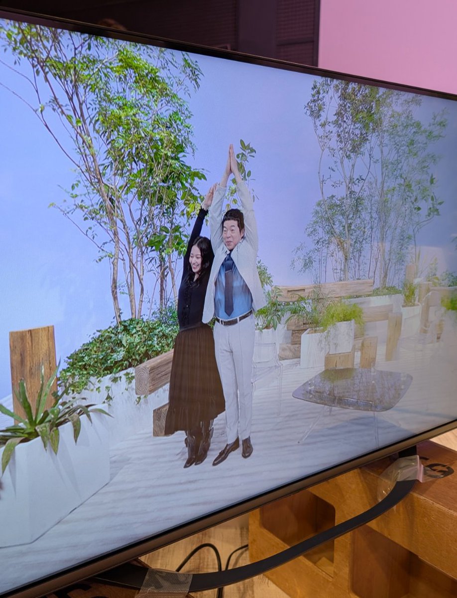 #比嘉愛未 さん回のMC2人のオフショットをお届け！

ドバイにある超高層タワー
「ブルジュ・ハリファ」のポーズを披露してくれた
#今田耕司 さんと #山本舞香 さん🏙️

モニターに映るチャーミングな姿に
思わずお二人の笑顔も溢れます🤭

#ANOTHERSKY #アナザースカイ #Pixelで撮影
#ドバイ