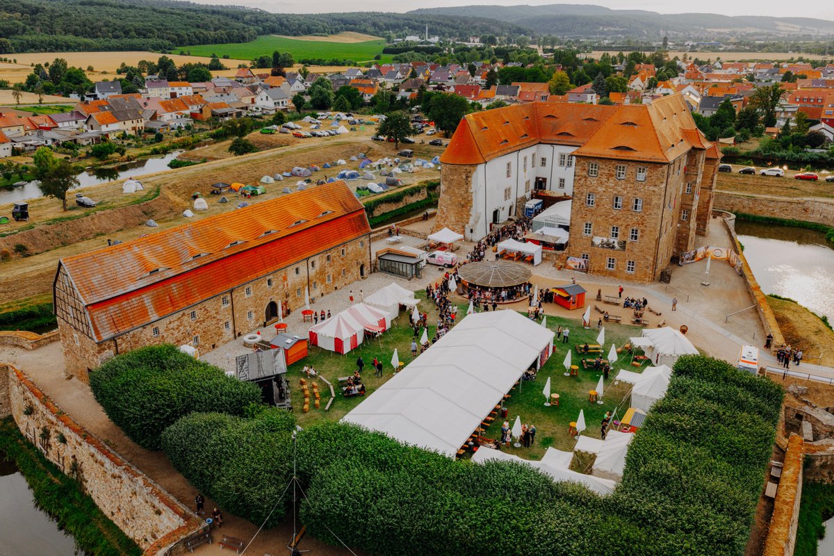 Jetzt ist es so weit! Die Tore zur diesjährigen #ESOTavern sind geöffnet und wir heißen alle Gäste herzlich willkommen! Aber auch von zu Hause könnt ihr die Taverne verfolgen und ein Teil davon sein - schaltet dafür (cont) splr.io/l/6011SCyml