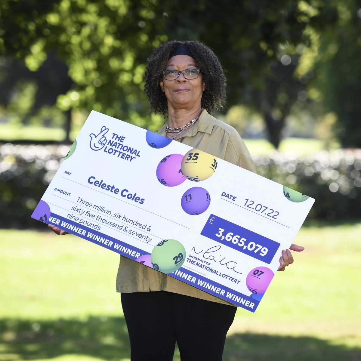 TNLUK's tweet image. #OnThisDay in 2022, Celeste from Birmingham won £3.6M on EuroMillions! 🎉
She played a lucky dip on a whim, checked her ticket in bed and the rest was history.
No screaming, just a glass of water, a sit down and a win that changed her life 💙
#GetThatEuroMillionsFeeling
