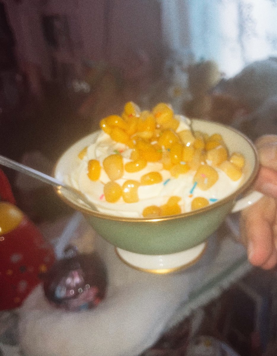빽다방 옥수수 아이스크림 좋아했는데 이제 안팔길래.. 그냥 옥수수 사서 합쳐서 먹어