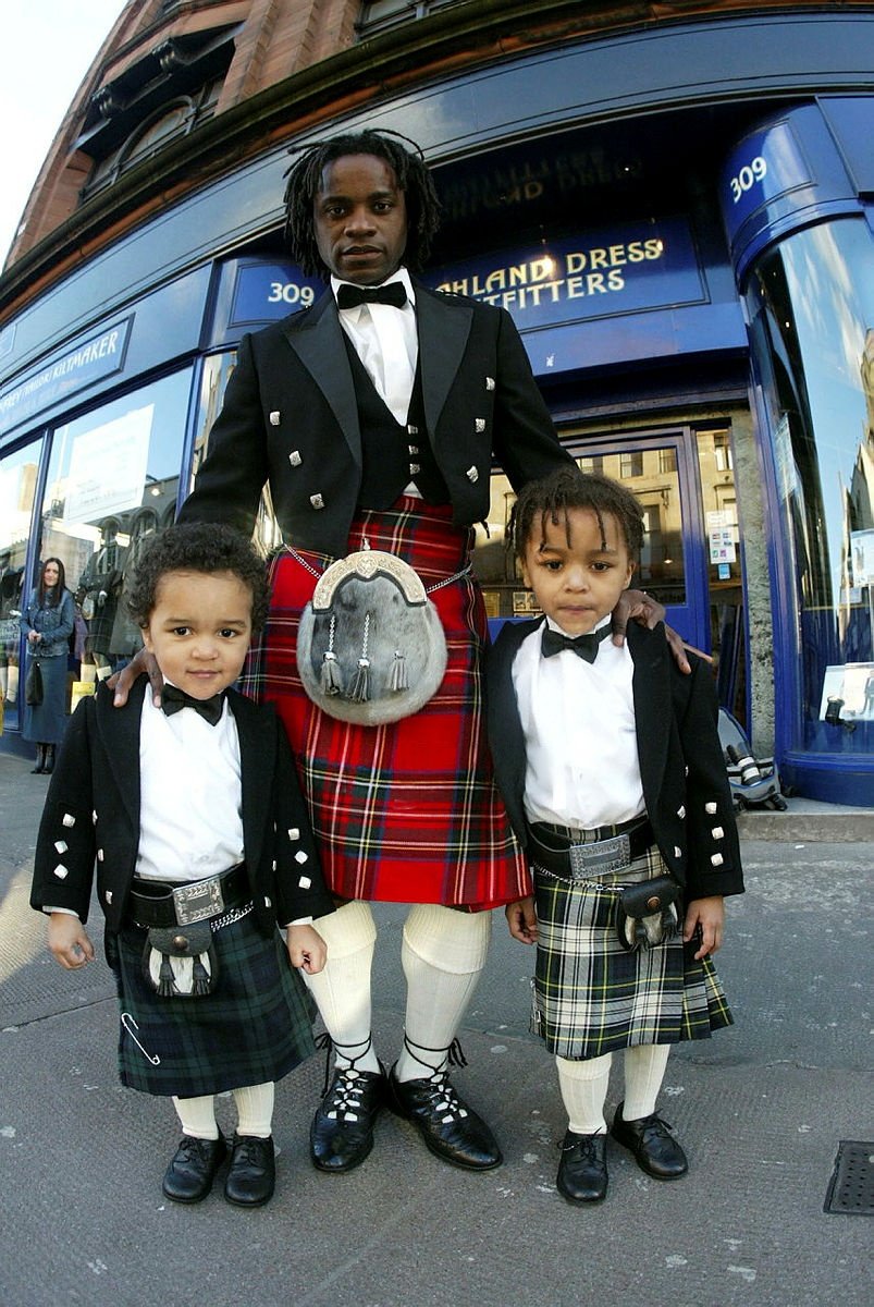 Random St Mirren picture of the day. 13/03/2002.  Saints winger Jose Quitongo with his sons Rico on the left, and Jai.