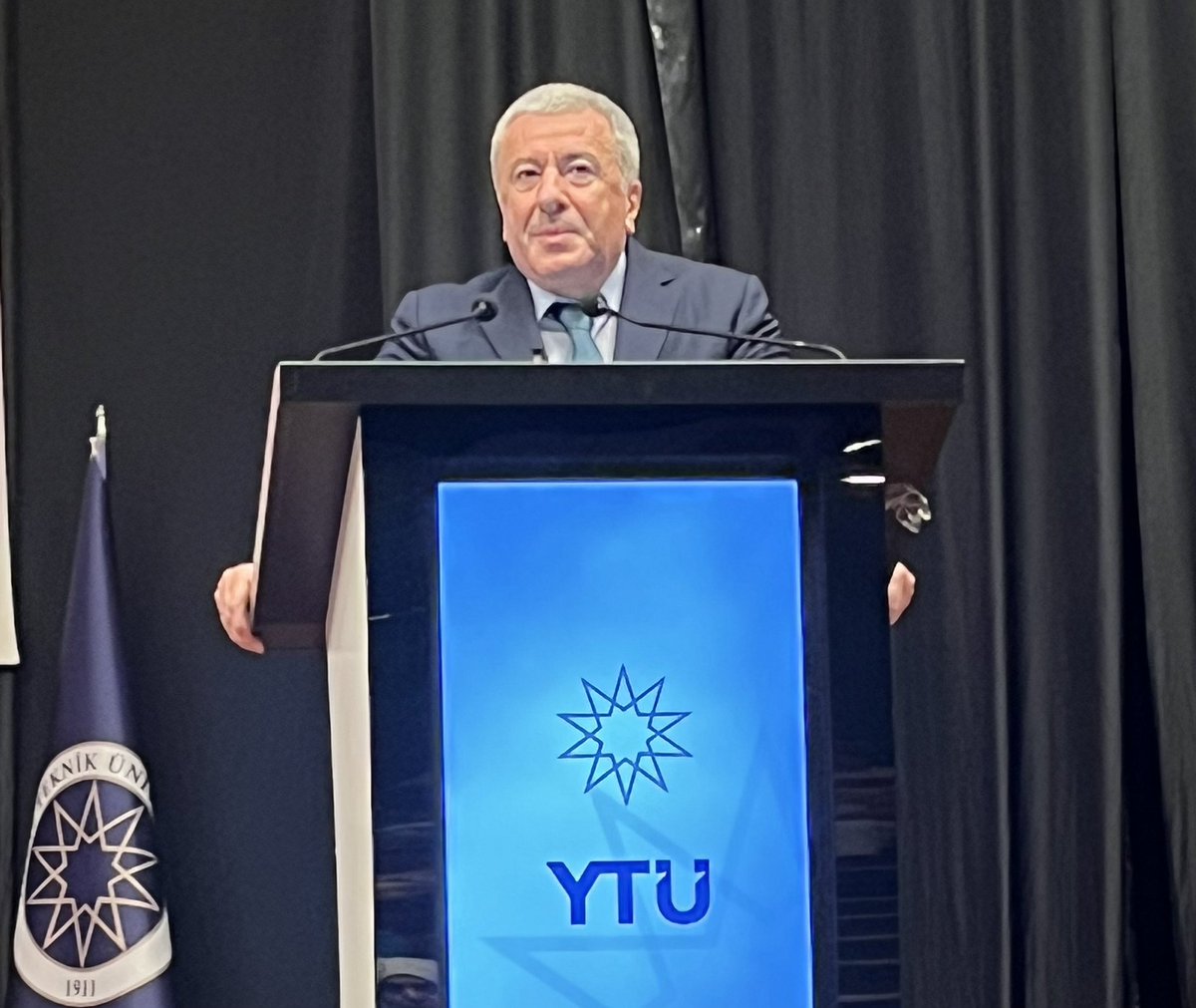 15 Temmuz gecesi Boğaz Köprüsü'nde sabahlayan ve havalimanında FETÖ hainlerinin kule işgaline son veren İstanbul Emniyet Müdürü (Emniyet Genel Müdür Yardımcısı) Mustafa Çalışkan:
"15 Temmuz'da lider milletine sahip çıktı, millet de liderini yalnız bırakmadı. Tarihte bunun fazla