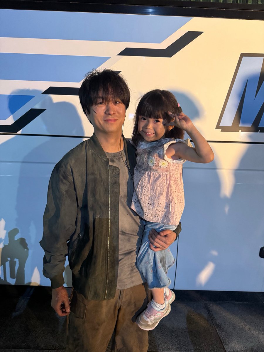 dbs_ntv's tweet photo. ◤今夜9時、占拠開始。◢ 
📢あと3時間！（初回10分拡大）

1話のほっこりオフショット📸
ハードな撮影でしたが
裏側では穏やかににっこり☺️

冒頭から目が離せない衝撃事件勃発🔥
武蔵(#櫻井翔）と女の子に一体何が⁉️

#️⃣ 放送局占拠
↑ このタグをつけての投稿は
20:50頃〜放送中にお願いします🙇‍♀️ https://t.co/5dUI2HM10o