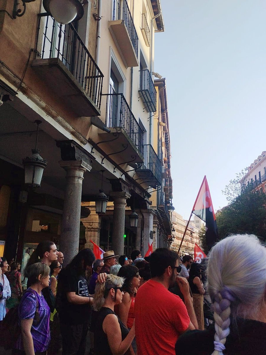 Sindicato de Estudiantes CyL🔻🇵🇸 (@sindicaestudcyl) on Twitter photo #AYER | Compañerxs del Sindicato de Estudiantes hemos estado juntos con las compañeras de la pastelería Suiza en Valladolid.
🖼️ Imágenes de la concentración convocada por la <a href="/CNTValladolid/">CNT Valladolid</a>. #AYER | Compañerxs del Sindicato de Estudiantes hemos estado juntos con las compañeras de la pastelería Suiza en Valladolid.
🖼️ Imágenes de la concentración convocada por la <a href="/CNTValladolid/">CNT Valladolid</a>.