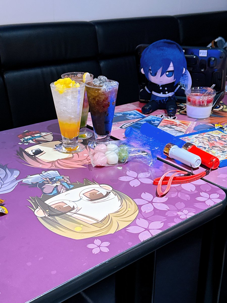 morimotoshoji's tweet photo. 「行きたい部屋（ゲーム作品とのコラボルーム）が2名からしか予約できないので来てほしい」との依頼。依頼者の友人も来たため、僕の主たる存在意義は「ランダム特典付きドリンクをより多く消費するためのエクストラ胃袋」となった。ドリンクはどれも甘すぎた。塩気として餃子を買ってくれてて助かった https://t.co/XqRUjWHfR1