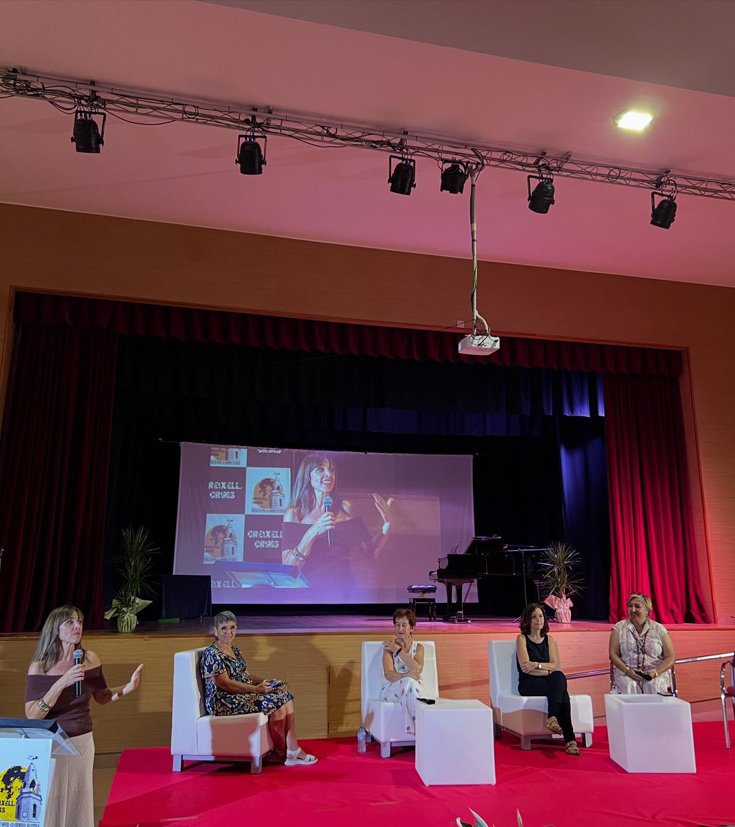🖤💛  Taula rodona “Els secrets dels clubs de lectura”

🎙️ Amb Cris Serrano, Concha Núñez i Maribel Pérez Fontanillas

🤝🏼 Modera Isabel Mercader