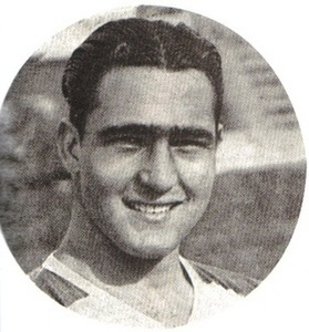 Lui, c'est Fernando Peyroteo, une légende oubliée.

🏟️ 432 matchs joués
⚽️ 694 buts marqués

Bien avant la médiatisation du football, c'était l'un des meilleurs footballeurs de la planète.

Et l'un des plus grands buteurs de tous les temps, même s'il jouait dans les années 1940,