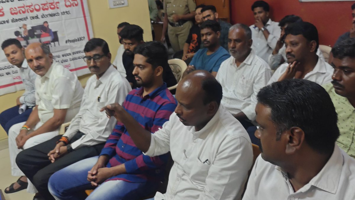 madivalaps's tweet image. ಈ ದಿನ ಮಡಿವಾಳ ಪೊಲೀಸ್ ಠಾಣೆಯಲ್ಲಿ ಸಂಚಾರ ಪೊಲೀಸ್ ಠಾಣೆಯವರನ್ನು ಸಹ ಜೊತೆಗೂಡಿಸಿಕೊಂಡು ಜನ ಸಂಪರ್ಕ ಸಭೆಯನ್ನು ಆಯೋಜಿಸಲಾಯಿತು. Today's jana samparka sabhe at madiwala ps.