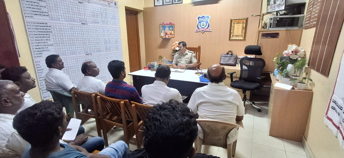 madivalaps's tweet image. ಈ ದಿನ ಮಡಿವಾಳ ಪೊಲೀಸ್ ಠಾಣೆಯಲ್ಲಿ ಸಂಚಾರ ಪೊಲೀಸ್ ಠಾಣೆಯವರನ್ನು ಸಹ ಜೊತೆಗೂಡಿಸಿಕೊಂಡು ಜನ ಸಂಪರ್ಕ ಸಭೆಯನ್ನು ಆಯೋಜಿಸಲಾಯಿತು. Today's jana samparka sabhe at madiwala ps.