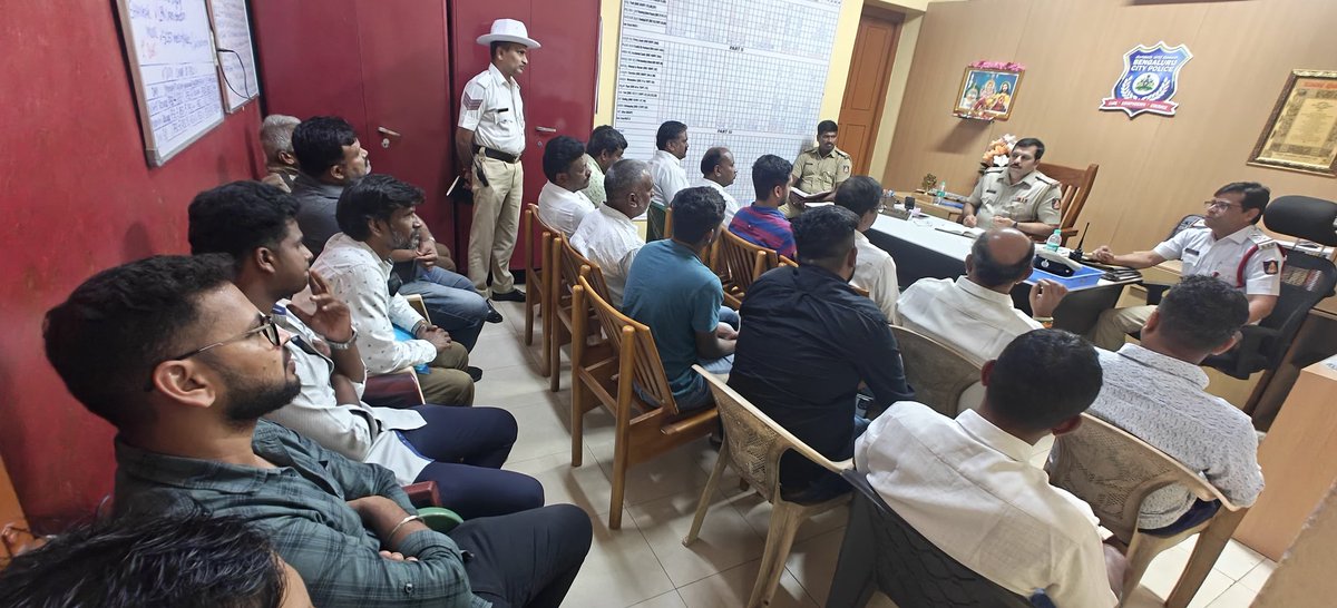 madivalaps's tweet image. ಈ ದಿನ ಮಡಿವಾಳ ಪೊಲೀಸ್ ಠಾಣೆಯಲ್ಲಿ ಸಂಚಾರ ಪೊಲೀಸ್ ಠಾಣೆಯವರನ್ನು ಸಹ ಜೊತೆಗೂಡಿಸಿಕೊಂಡು ಜನ ಸಂಪರ್ಕ ಸಭೆಯನ್ನು ಆಯೋಜಿಸಲಾಯಿತು. Today's jana samparka sabhe at madiwala ps.