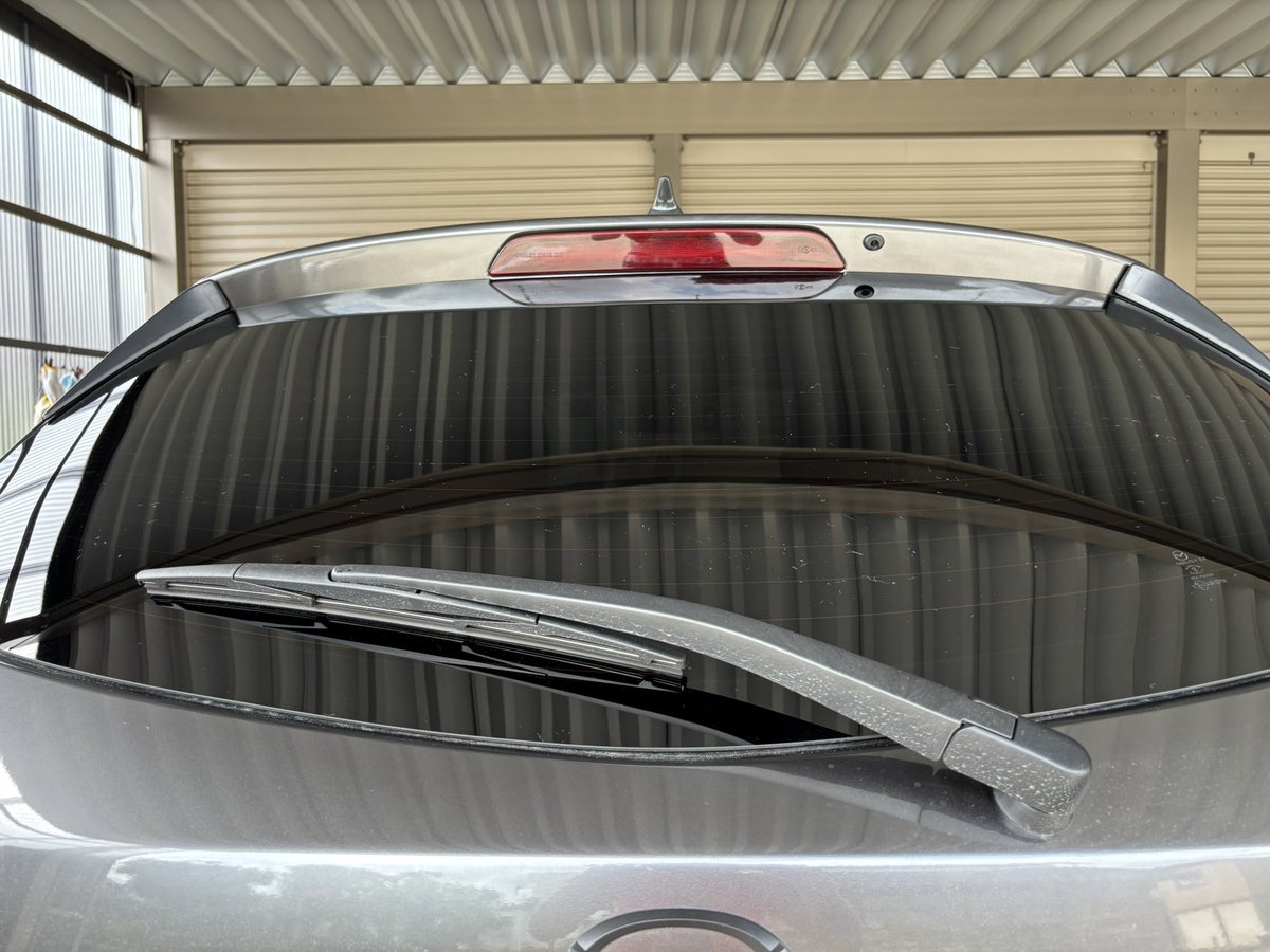MeNKoU_MAZDA2's tweet image. 本日のお仕事
①リアガラス スモークフィルム施工
仕上りは絶望😔
②リアワイパーレスキット装着
マシーングレーの代わりにメテオグレー😎
③ステアリングカバー取付
本革ハンドルには付けたくないけど汗っかき💦なので仕方なく😓
#MAZDA2
#車弄り